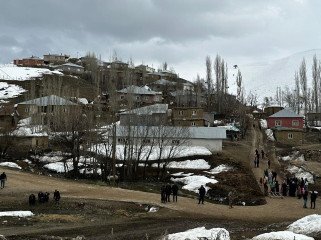 Hakkari Çalımlı mezrası sakinleri, hizmet alamadıklarını söyleyerek köy olana kadar oy vermeyeceklerini açıkladı