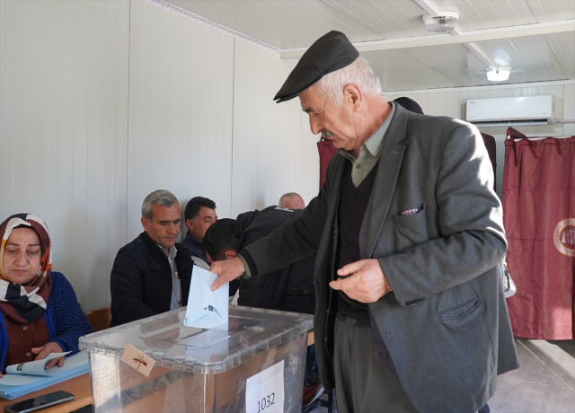 Türkiye sandık başında! İstanbul ve Ankara dahil 49 ilde oy verme işlemi başladı