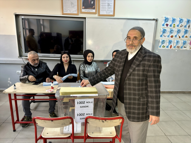 Türkiye sandık başında! İstanbul ve Ankara dahil 49 ilde oy verme işlemi başladı