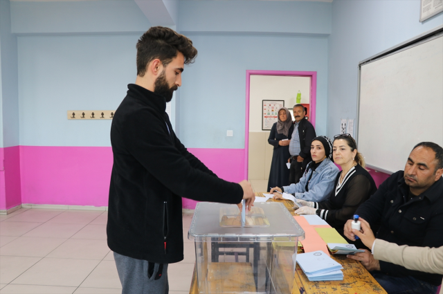 Türkiye sandık başında! İstanbul ve Ankara dahil 49 ilde oy verme işlemi başladı