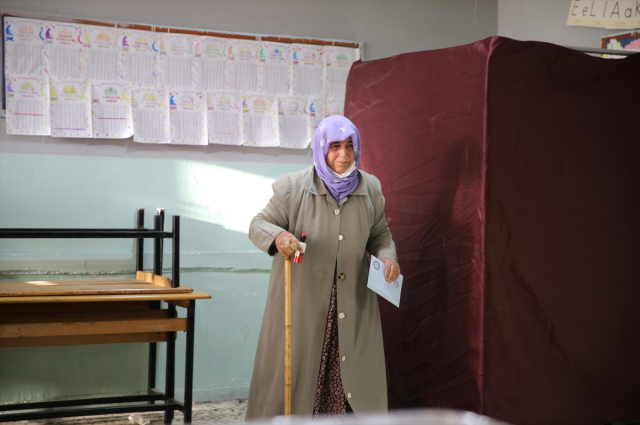 Türkiye sandık başında! İstanbul ve Ankara dahil 49 ilde oy verme işlemi başladı