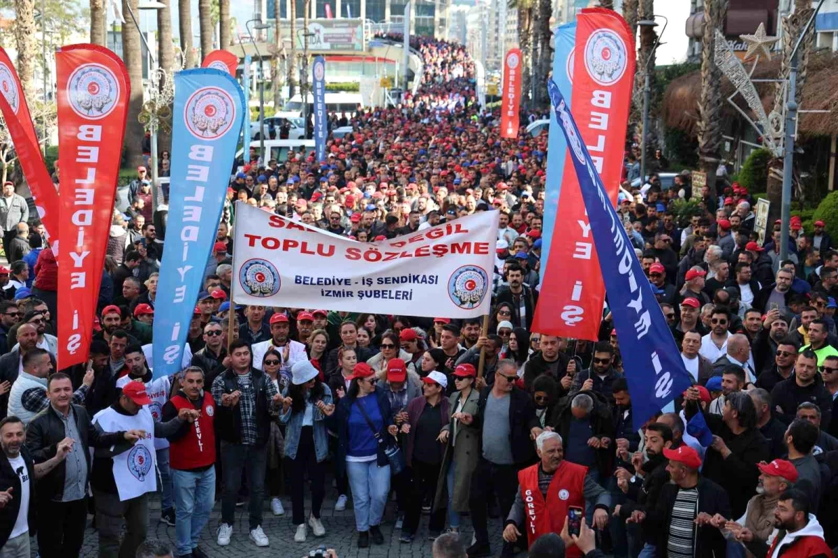 İzmir Büyükşehir Belediyesi'nde görevli 6 bin işçi eyleme çıktı, şehir ulaşımında aksama yaşandı