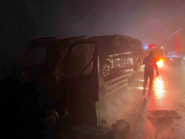 Destici'nin kaza yapan makam aracını taşıyan çekici alev alev yandı