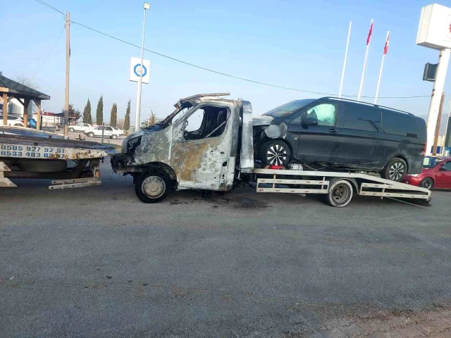 Destici'nin kaza yapan makam aracını taşıyan çekici alev alev yandı