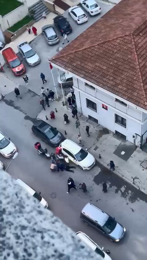 Esnafla motorkuryelerin kavgasında ortalık savaş alanına döndü, 4 kişi yaralandı