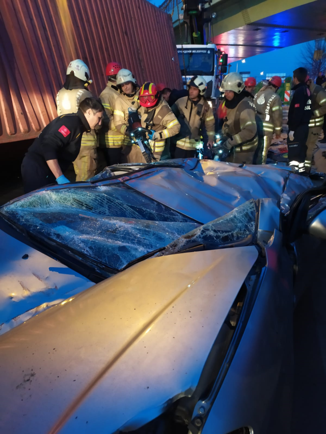 İstanbul Bakırköy'de üst geçide çarpan tır, otomobilin üzerine devrildi: 4 ölü