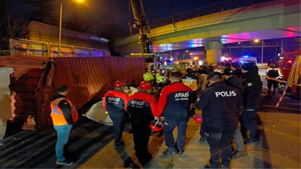 İstanbul Bakırköy'de üst geçide çarpan tır, otomobilin üzerine devrildi: 4 ölü