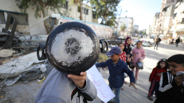 Açlıkla pençeleşen Filistinli çocuklardan İsrail'e boş tabaklarla protesto