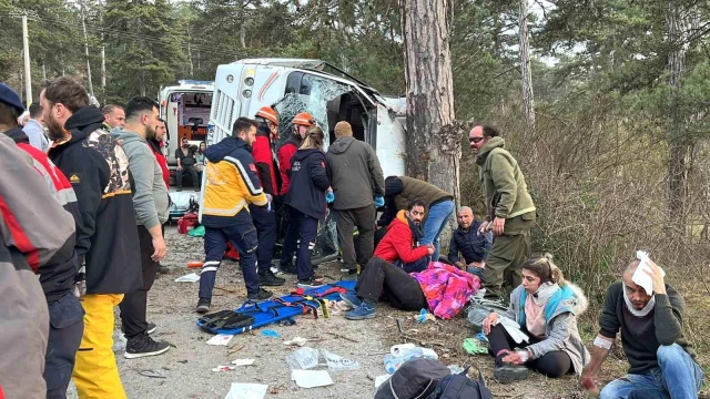 Bolu'da freni boşalan minibüs devrildi: 14 yaralı