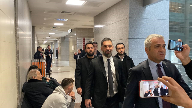 Arda Turan tehdit sorusuna Seçil Erzan'ın gözlerine bakarak cevap verdi: Şartları zorlamasına rağmen hakaret etmedim