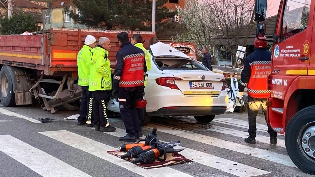 Sakarya'da otomobil tıra saplandı: Sürücü hayatını kaybetti