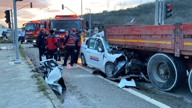 Sakarya'da otomobil tıra saplandı: Sürücü hayatını kaybetti