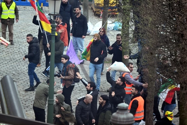 Terör örgütü PKK yandaşları Avrupa Parlamentosu önünde polislere saldırdı