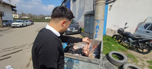 Çöpe at kemiklerini atan kişi yemek dükkanı sahibi çıktı