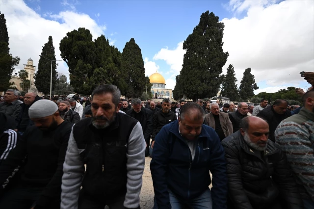 İsrail'in engellemelerine rağmen 80 bin Filistinli, ramazan ayının ilk cuma namazını Mescid-i Aksa'da kıldı