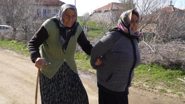 Dünyanın en uzun boylu kadını ve Türkiye'nin en yaşlı seçmeni oylarını kullandı