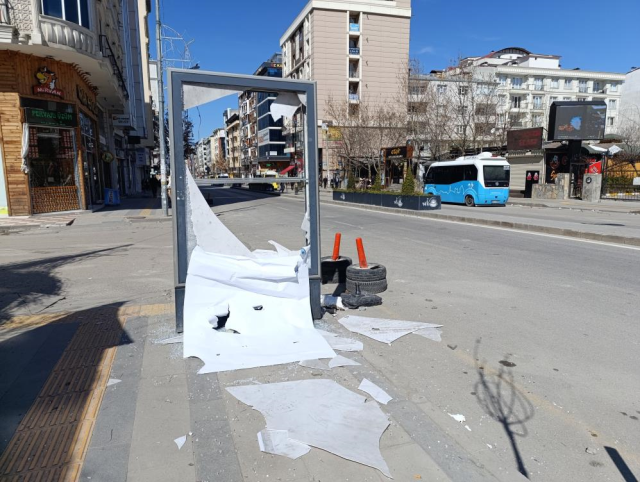 Van'da gece boyunca süren mazbata protestoları sonrası sokakların son hali! Esnaf kepenkleri açmadı