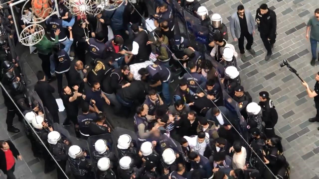 Beyoğlu'ndaki İsrail protestosuna ilişkin Bakan Yerlikaya'dan ilk açıklama: 2 emniyet görevlisi açığa alındı