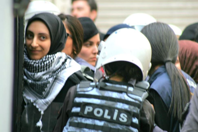 Beyoğlu'ndaki İsrail protestosuna ilişkin Bakan Yerlikaya'dan ilk açıklama: 2 emniyet görevlisi açığa alındı