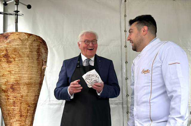 Almanya Cumhurbaşkanı Steinmeier, İstanbul ziyaretinde döner kesti