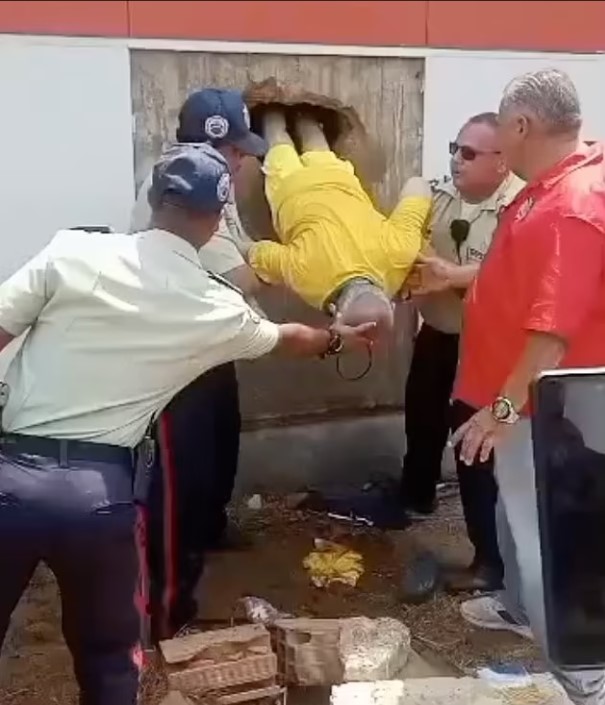 Film sahnesi değil gerçek: Venezuela'da mahkumların kazdığı tünel polis merkezine çıktı