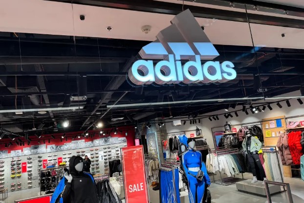 Adidas, 44 numaranın Nazi sembolüne benzediği gerekçesiyle Alman futbol formasında kullanımını yasakladı