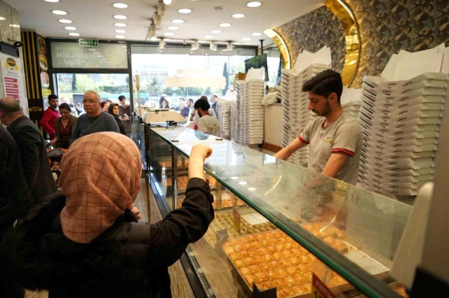 Fiyatı duyan sıraya girdi! İstanbul'da bayram öncesi ucuz baklava kuyruğu