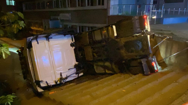 Benzin yüklü tanker devrildi! Patlama riskine karşı yol trafiğe kapatıldı, evler tahliye edildi