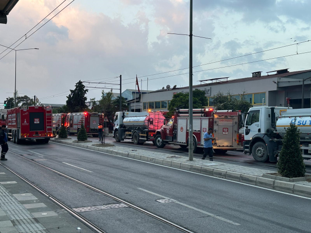 İzmir Çiğli'de kauçuk ve plastik fabrikasında yangın! Ekipler olay yerine sevk edildi