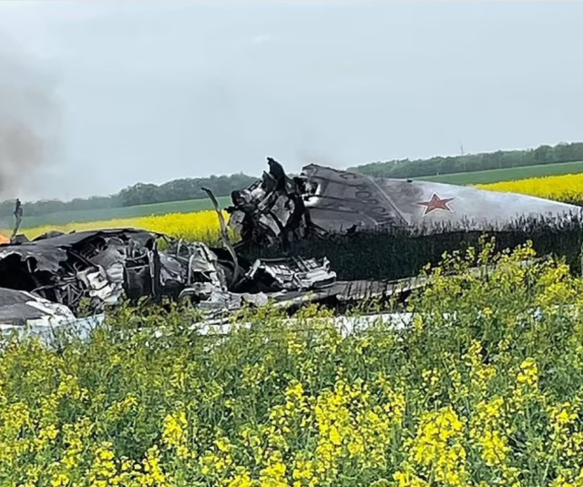 Rusya'da bombardıman uçağı düştü: 1 ölü