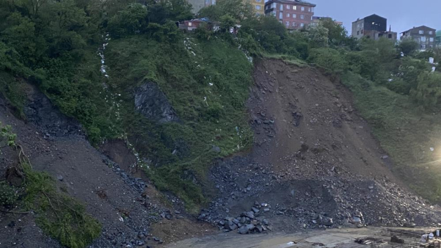 Gaziosmanpaşa'da toprak kayması nedeniyle tahliye edilen bina sayısı 30'a yükseldi! Hasarın boyutu gün ağarınca ortaya çıktı