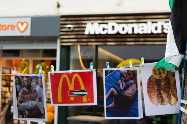 Hollanda'da McDonald's şubeleri önünde İsrail protestosu