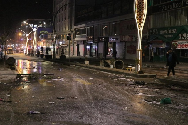 Van'daki mazbata protestoları Hakkari'ye sıçradı! Silahlı tepkiler sonrası asker şehre indi