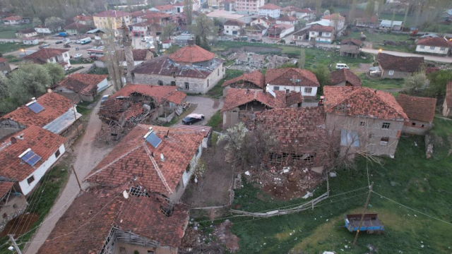 Tokat'ta 5.6'lık depremin izleri gün ağarınca ortaya çıktı