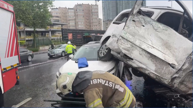 Beşiktaş Büyükdere Caddesi'nde zincirleme kaza! Yaralılar var, çok sayıda ekip bölgede