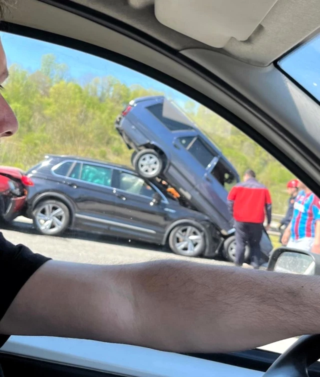 Anadolu Otoyolu Sakarya geçişinde 9 araçlı zincirleme trafik kazası