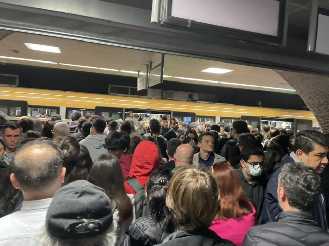 Saatlerdir hizmet veremeyen Üsküdar - Samandıra Metro Hattı'nda metro hattında trenlerin kafa kafaya çarpıştığı ortaya çıktı