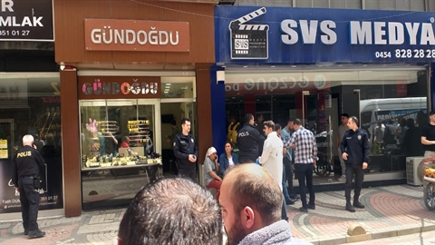 Film sahnesi değil gerçek! Av tüfeğiyle kuyumcu soyup, gasbettikleri taksiyle kaçtılar