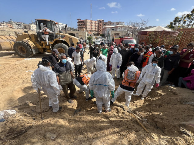 Gazze'de Nasser Hastanesi bahçesindeki toplu mezardan 310 ceset çıkarıldı