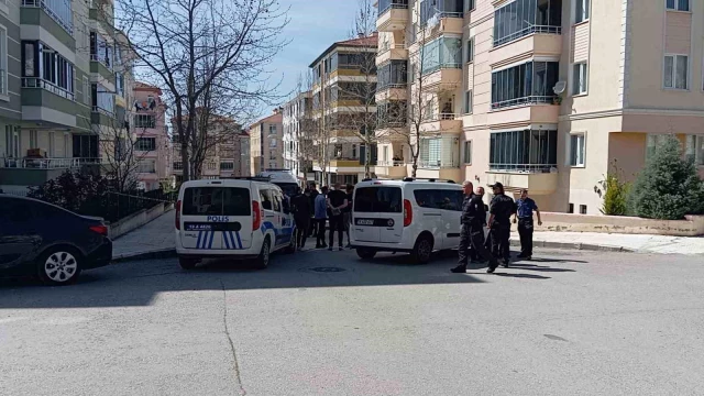 Cezaevi firarisi, eşini öldürmek için gittiği evde polisi görünce kendini vurdu