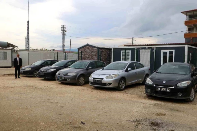 Defne Belediye Başkanı makam araçlarını satışa çıkardı, lüks otomobili iade etti