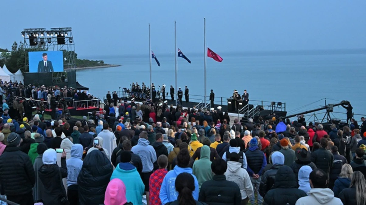 Anzaklar Çanakkale'de 'Şafak Ayini' ile atalarını andı! Atatürk'ün mektubu okundu