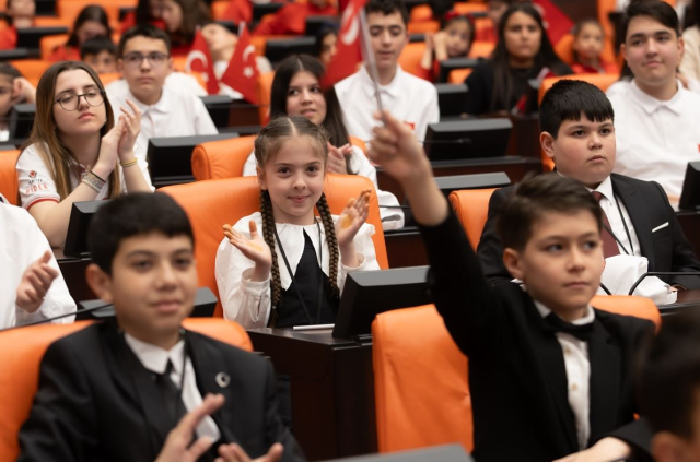 Meclis'te söz çocukların! Kurtulmuş'un önergesine hayır oyu verdiler, kahkahalar havada uçuştu