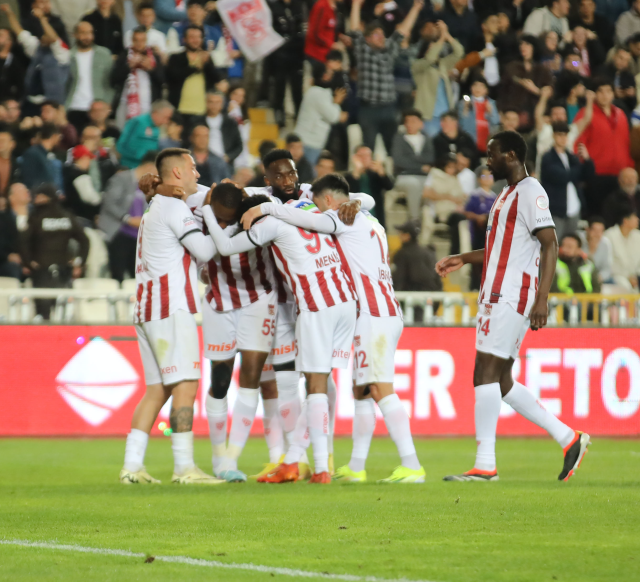 Kanarya ağır yaralı! Fenerbahçe, deplasmanda Sivasspor ile 2-2 berabere kaldı