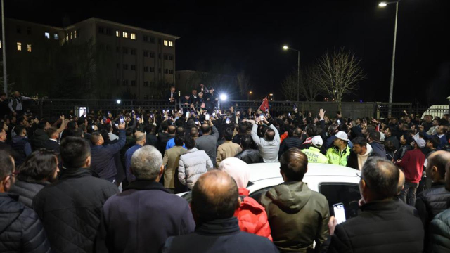 Sivas'ta seçimi kazanan BBP'li Adem Uzun, tekbir getirerek gösteri yapan partilileri susturdu: Karşımızdakiler de Müslüman