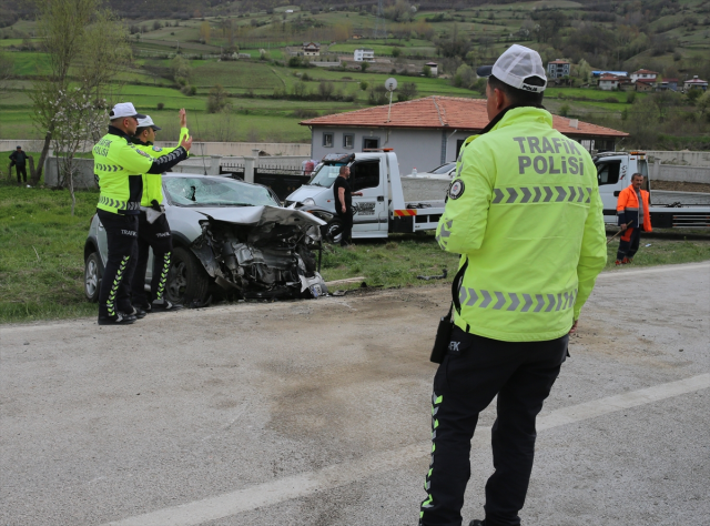 Tokat'ta kafa kafaya çarpışan araçlarda 8 kişi yaralandı