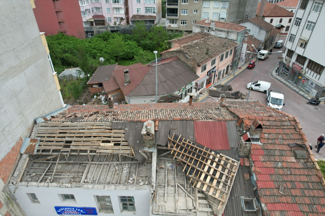 Türkiye fırtınaya teslim! Çatılar uçtu, minareler devrildi