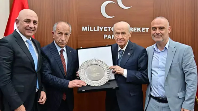 Devlet Bahçeli, grup toplantısına Karagümrük'ün rozetiyle çıktı