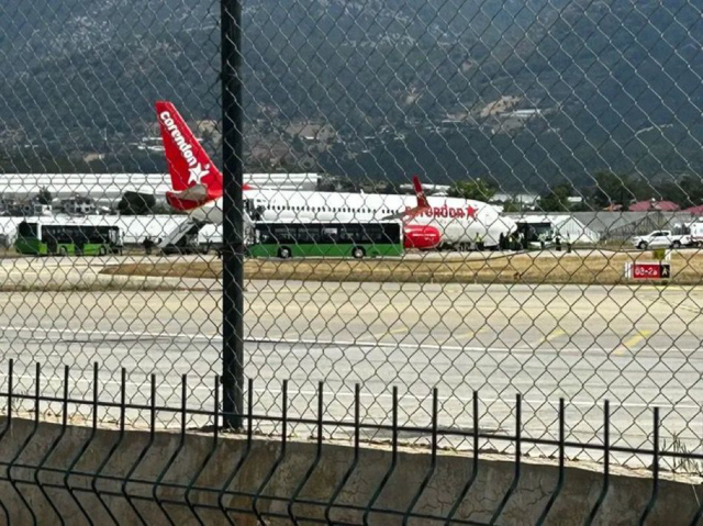 Antalya'da bir yolcu uçağı ön dikme üzerine indi! Yolcular tahliye edildi