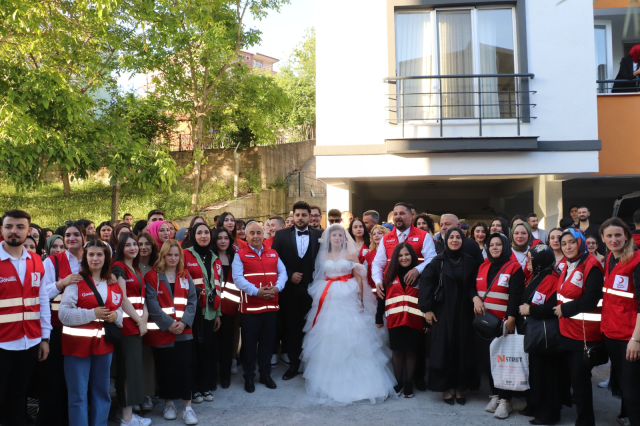 Beş gün enkaz başında beklediği nişanlısıyla tedavisi bitince evlendi